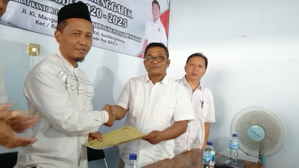 Muhadi Serahkan Berkas Pendaftaran Cabub Trenggalek ke Partai Gerindra