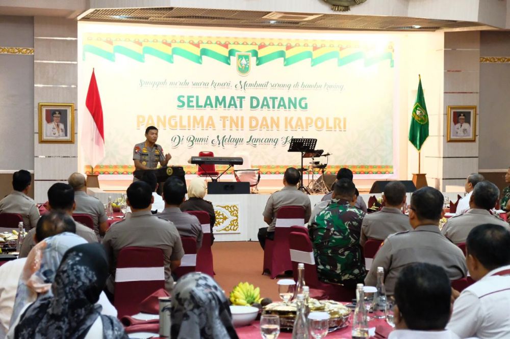 Kapolri Jenderal Pol Idham Azis memberikan arahan dalam rapat koordinasi.
