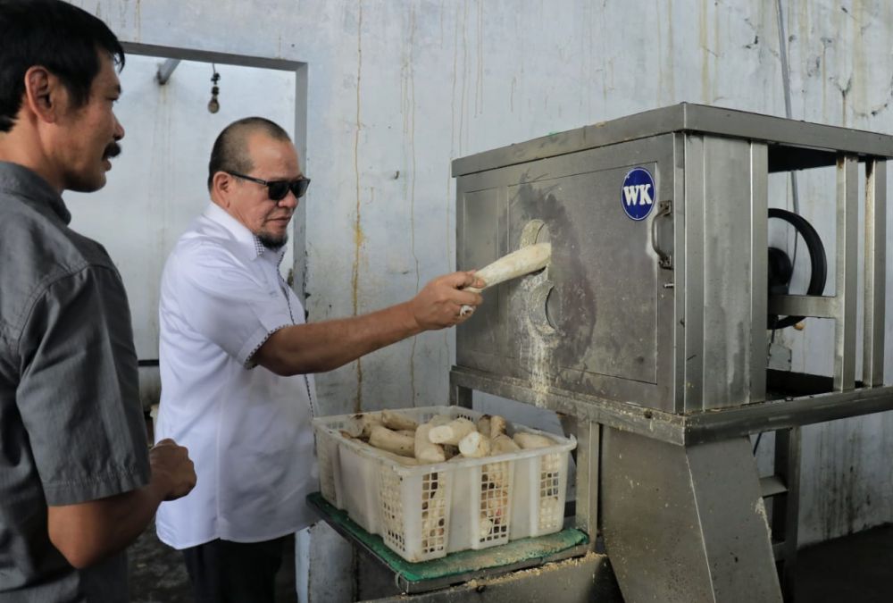Bertahan Saat Pandemi, LaNyalla Apresiasi UMKM Kripik Singkong