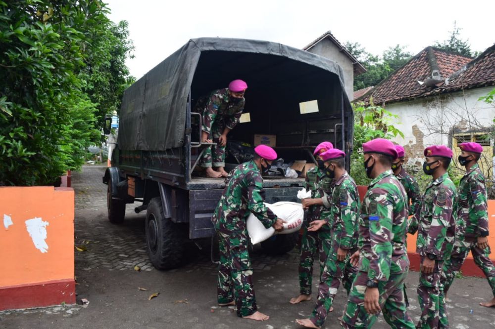Marinir Berbagi Kasih Terhadap Warga Yang Terdampak Banjir Di Jombang