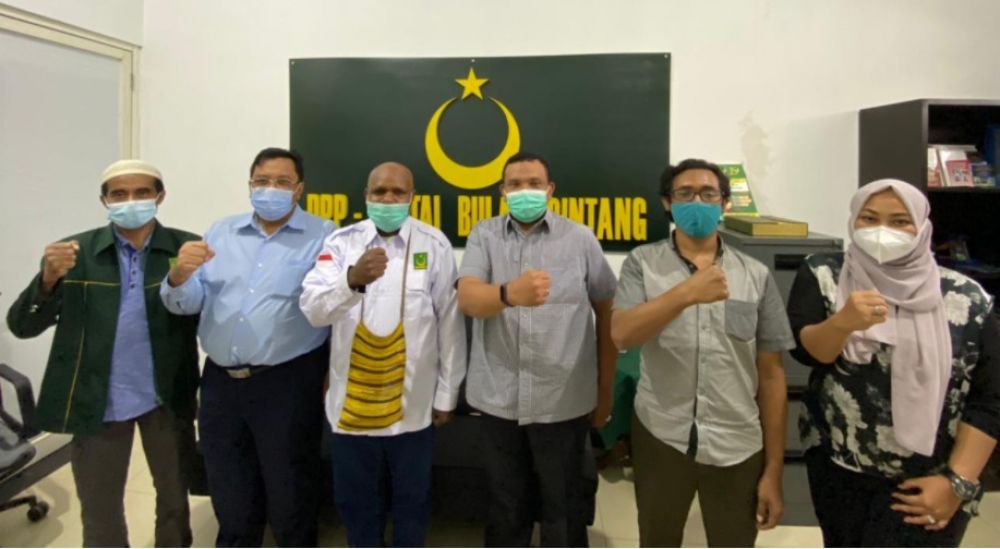 Yahuda Edowai (baju putih) bersama Sekjen PBB Afriasnyah Noor, Ketua Bappilu Pusat Hilman Indra dan jajaran pengurus DPP PBB. Foto: Istimewa