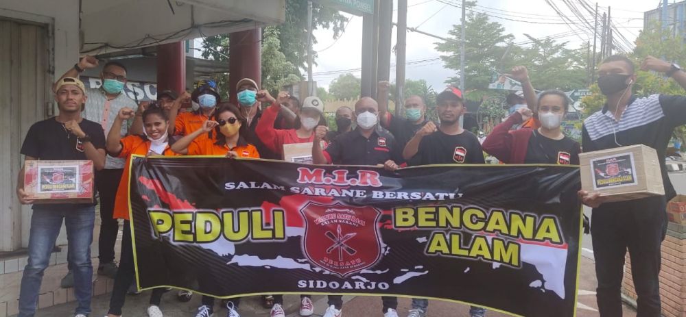 Dewan Pimpinan Cabang Maluku Satu Rasa (M1R) Kabupaten Sidoarjo terlihat menggelar aksi kemanusiaan penggalangan dana bagi korban bencana alam banjir