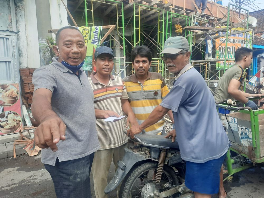 Kapten Laut (Purn) Kumpul Suhada, S.Pd (kiri) bersama warga membangun salah satu Masjid di Kota Surabaya