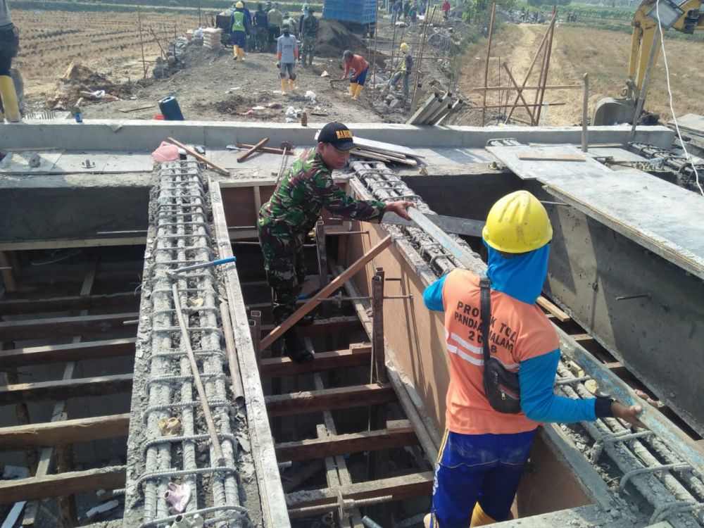 Satgas TMMD ke 106 Kebut Pengerjaan Jembatan Di Desa Kupang
