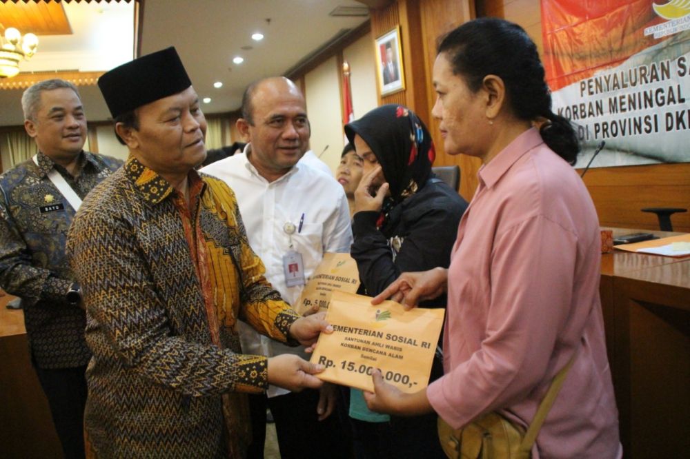 Anggota Komisi VIII DPR RI, Hidayat Nur Wahid secara langsung menyerahkan santunan ahli waris kepada sembilan korban meninggal dunia akibat banjir di Provinsi DKI Jakarta.