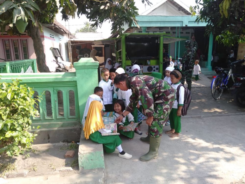 Kedatangan Simokos Disambut Meriah Para Siswa Dan Guru