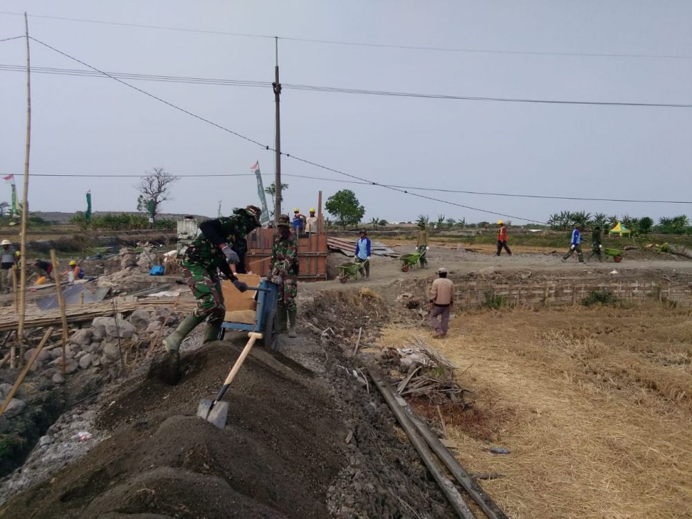 Satgas TMMD 106 Genjot Pembangunan Saluran Irigasi Penahan Jalan