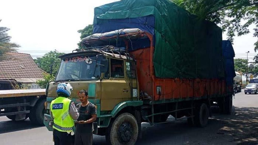 Aparat kepolisian saat menindak truk Odol