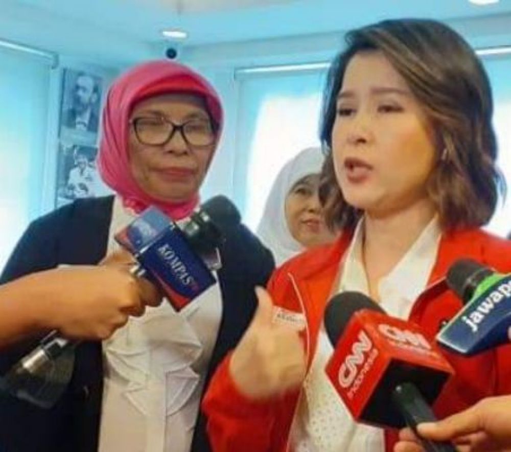 Ngatmisih (kiri) bersama Ketum PSI, Grace Natalie
