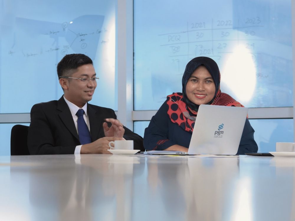 Dian Lestari Anggaraini (kanan), penyandang tuna rungu ringan yang tergabung dalam Divisi Human Capital Management (HCM) PGN